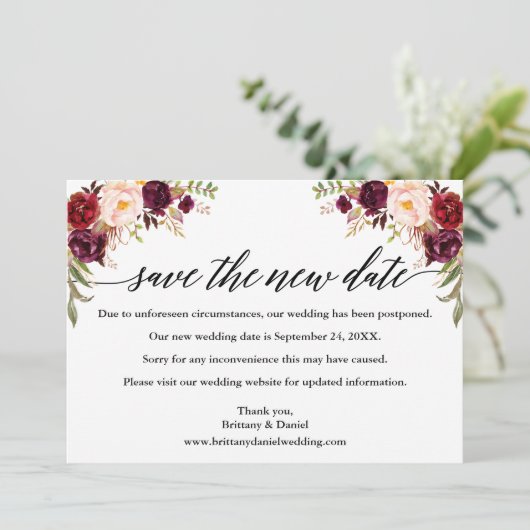 Calligrafie Burgundy Floral redt de nieuwe datum K Save The Date (Staand voorkant)