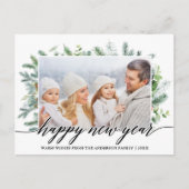 Calligrafie Happy Nieuwjaar Pine Greenery Foto Briefkaart (Voorkant)