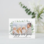 Calligrafie Happy Nieuwjaar Pine Greenery Foto Briefkaart (Staand voorkant)