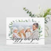 Calligrafie Happy Nieuwjaar Pine Greenery Foto Feestdagenkaart (Staand voorkant)