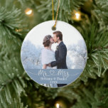Calligrafie Heart Mr. en Mrs Wedding Dusty Blue Keramisch Ornament<br><div class="desc">Modern minimalistisch Simple Calligraphy Script Mr. en Mrs Heart Bride and Groom Wedding Photo Ornament with Snowflakes back. Dusty Blue</div>
