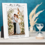 Calligrafie Heart Mr. en Mrs Wedding Photo Fotoplaat<br><div class="desc">Modern minimalistisch Simple Calligraphy Script Mr. en Mrs Heart Wedding Bride and Groom Photo Plaque</div>