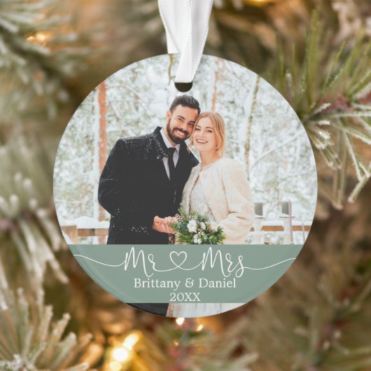 Calligrafie Heart Mr. en Mrs Wedding Sage Green Ornament (Boom)