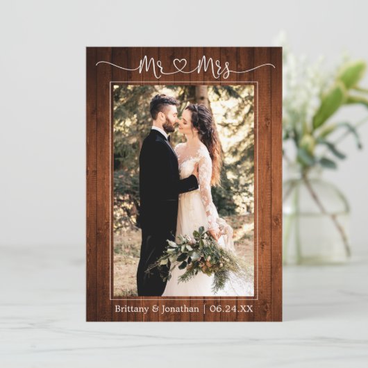 Calligrafie Heart Mr. en Mrs Wood Wedding Photo Bedankkaart (Staand voorkant)