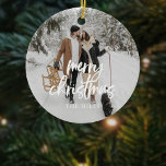 Calligrafie kerstfoto Merry Keramisch Ornament<br><div class="desc">Vier de magie van het seizoen met een gepersonaliseerd Kerst keramisch ornament dat prachtig je herinneringen vastlegt! Met de feestelijke groet "Merry Christmas" in de hedendaagse penseelkalligrafie overlapt dit ornament uw favoriete foto, waardoor een oprechte aandenken voor uw boom ontstaat. Op de achterkant kun je nog een gekoesterde foto toevoegen,...</div>
