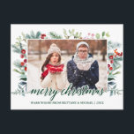 Calligrafie kerstgroen met paar foto groen briefkaart<br><div class="desc">Modern Elegant Calligraphy Script Merry Kerstmis Waterverf Holiday Greenery Couple Photo Briefkaart</div>