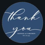 Calligrafie Navy Blue Wedding Bedankt Ronde Sticker<br><div class="desc">Verzend bedankt met dit klantgerichte manuscript dank u stickers. Het is uitgerust met moderne kalligrafie en klassieke typografie met een blauw marineschopachtergrond. Pas dit manuscript aan dank u sticker door uw eigen details toe te voegen. Deze blauwe en witte prentenkaart is perfect voor de bruiloft en voor de envelop.</div>
