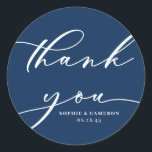 Calligrafie Navy Blue Wedding Bedankt Ronde Sticker<br><div class="desc">Verzend bedankt met dit klantgerichte manuscript dank u stickers. Het is uitgerust met moderne kalligrafie en klassieke typografie met een blauw marineschopachtergrond. Pas dit manuscript aan dank u sticker door uw eigen details toe te voegen. Deze blauwe en witte prentenkaart is perfect voor de bruiloft en voor de envelop.</div>