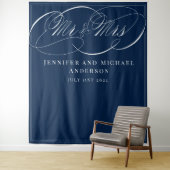 Calligrafie Navy Mr & Mrs Wedding Booth Backdrop Wandkleed (In situ)