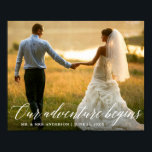 Calligrafie Ons avontuur begint met bruiloft foto Poster<br><div class="desc">Moderne elegante kalligrafie Ons avontuur begint met het Poster van een bruiloft</div>