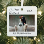 Calligrafie Ons eerste kerstfotohuwelijk Metalen Ornament<br><div class="desc">Moderne stijlvolle kalligrafie,  eenvoudig minimalistisch,  ons eerste kerstfoto-Ornament met kerstcadeau</div>