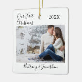 Calligrafie Onze eerste kerstfeestelijke foto Keramisch Ornament (Links)