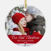 Calligrafie Onze eerste kerstfeestelijke foto Rood Keramisch Ornament (Voorkant)