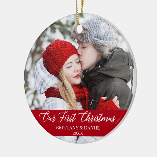 Calligrafie Onze eerste kerstfeestelijke foto Rood Keramisch Ornament (Links)