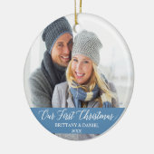 Calligrafie Onze eerste kerstfoto lichtblauw Keramisch Ornament (Links)
