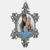 Calligrafie Onze eerste kerstfoto lichtblauw Tin Sneeuwvlok Ornament (Links)