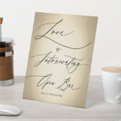 Calligrafie Script Love is Intoxicating Wedding Reclamebord Met Voetstuk (Insitu)