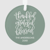 Calligrafie Thankful Grateful Blessed Sage Green Ornament (achterkant)