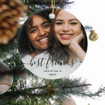 Calligrafiescript Beste vrienden Aangepaste foto Keramisch Ornament<br><div class="desc">Laat je beest weten hoeveel ze voor je betekent met deze leuke vriendenkornament. Met je meest favoriete foto van jullie met een witte vervagen onderaan, beste vrienden in handgeschreven lettertype voor calligrafie en je namen met een schattig zwart hart in het midden (laat het hart alsjeblieft achter bij het aanpassen...</div>