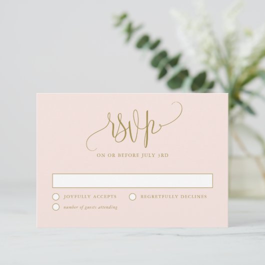  Calligrafiescript Blush en Gold Wedding RSVP Kaartje (Staand voorkant)