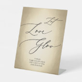 Calligrafiescript Gold Let Love Glow Wedding Reclamebord Met Voetstuk (Voorkant)