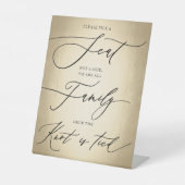 Calligrafiescript Gold Pick A Seat Weddenschap Reclamebord Met Voetstuk (Voorkant)