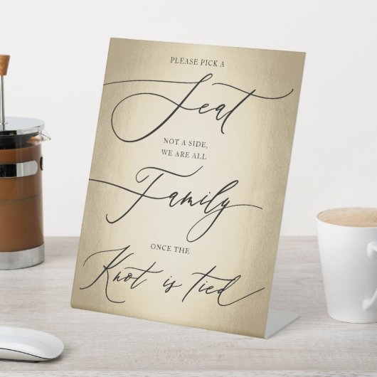 Calligrafiescript Gold Pick A Seat Weddenschap Reclamebord Met Voetstuk (Insitu)