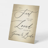 Calligrafiescript Gold Pick A Seat Weddenschap Reclamebord Met Voetstuk (Voorkant)