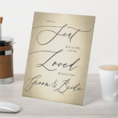 Calligrafiescript Gold Pick A Seat Weddenschap Reclamebord Met Voetstuk (Insitu)