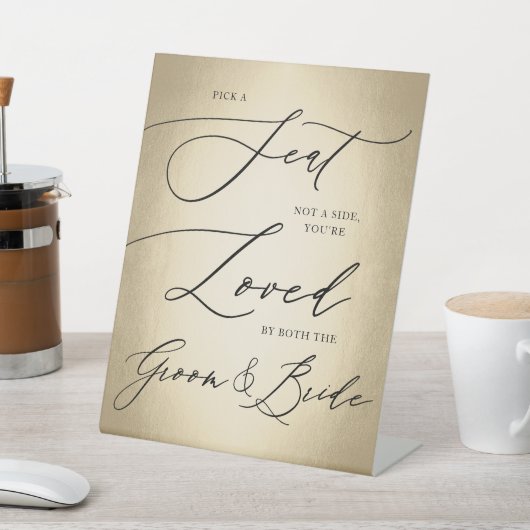 Calligrafiescript Gold Pick A Seat Weddenschap Reclamebord Met Voetstuk (Insitu)