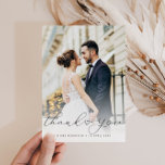 calligrafiescript newlyweds bruiloft foto bedankkaart<br><div class="desc">een ontwerp met een zwarte kalligrafie met een mooie foto van de newlyweds ,  het afbeelding en de tekst kunnen worden gepersonaliseerd .</div>