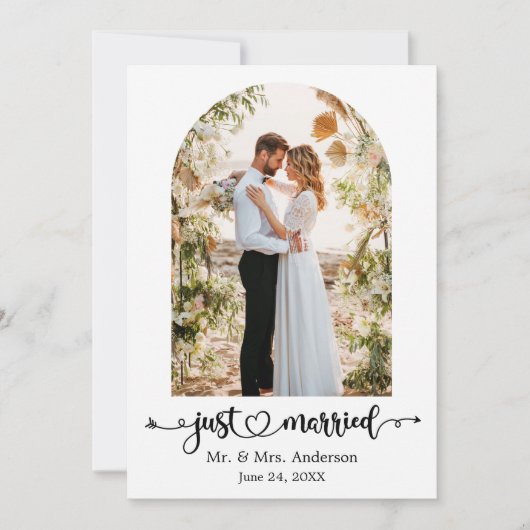 Calligraphy Heart Just Married Arch Wedding Aankondiging (Voorkant)