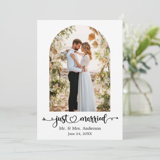 Calligraphy Heart Just Married Arch Wedding Aankondiging (Staand voorkant)