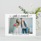 Calligraphy Heart Just Married Photo Wedding Aankondiging (Staand voorkant)