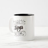 Calligraphy Quote good things take time Tweekleurige Koffiemok (Voorkant links)