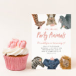 Calling All Party Animals Pink Safari Birthday Kaart<br><div class="desc">Snel en leuk kind safari dieren thema verjaardagsfeest met illustratie van safari dieren van giraf,  sneeuwluipaard,  rhino,  leeuw,  olifant en zebra met roze bloemen,  kroonkronen en feestelijke petten. In de tekst staat: "Alle feestdieren bellen." Ideaal voor het verjaardagsfeest van een meisje.</div>