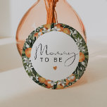 CALLIOPE Little Cutie Clementine Mama Ronde Button 7,6 Cm<br><div class="desc">Deze knoopspeld kenmerkt waterverf clementine sinaasappels en een schattig handgeschreven doopvont met het gezegde,  "mama om te zijn". Deze geslachtsneutrale knop is het perfecte accessoire voor je kleine baby shower of sekse openbaring.</div>