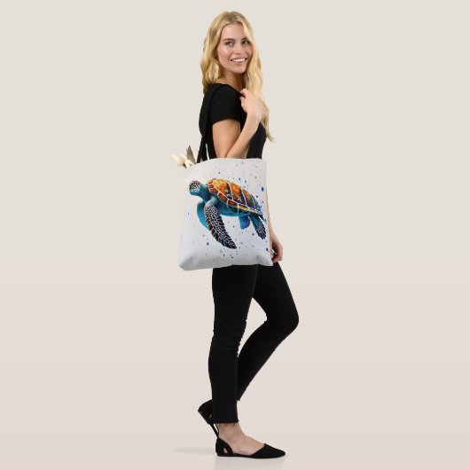 Calm Waters: Vier Zee schildpadden met de oceaan Tote Bag (Op model)