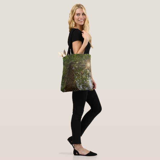 Calming Sequoia met Sunburst Natuur Grote foto Tote Bag (Op model)