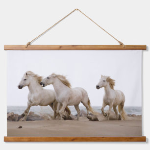 Camargue Horses die op het strand lopen Hangend Wandkleed
