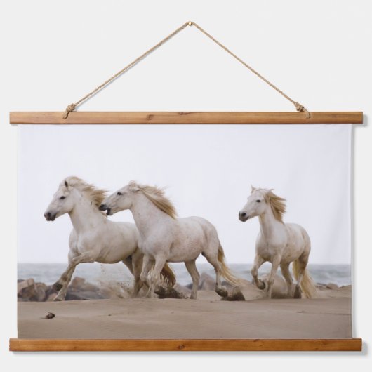 Camargue Horses die op het strand lopen Hangend Wandkleed (Voorkant)