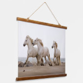 Camargue Horses die op het strand lopen Hangend Wandkleed (Gebogen)