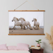 Camargue Horses die op het strand lopen Hangend Wandkleed (Slaapkamer)