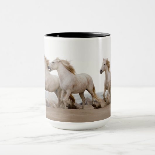 Camargue Horses die op het strand lopen Mok (Midden)