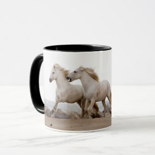 Camargue Horses die op het strand lopen Mok