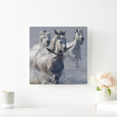 Camargue horses running on marshland to cross vierkante klok (Huis)