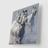 Camargue horses running on marshland to cross vierkante klok (Hoek)