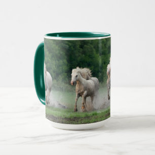 Camargue-paarden die in het water rennen mok