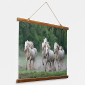 Camargue-paarden die in water lopen hangend wandkleed (Gebogen)