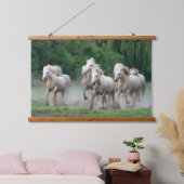 Camargue-paarden die in water lopen hangend wandkleed (Slaapkamer)